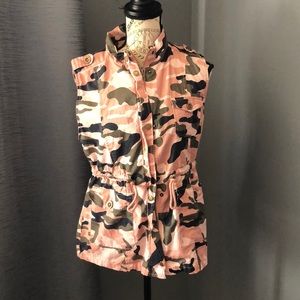 Pink camo lightweight zip up vest size medium